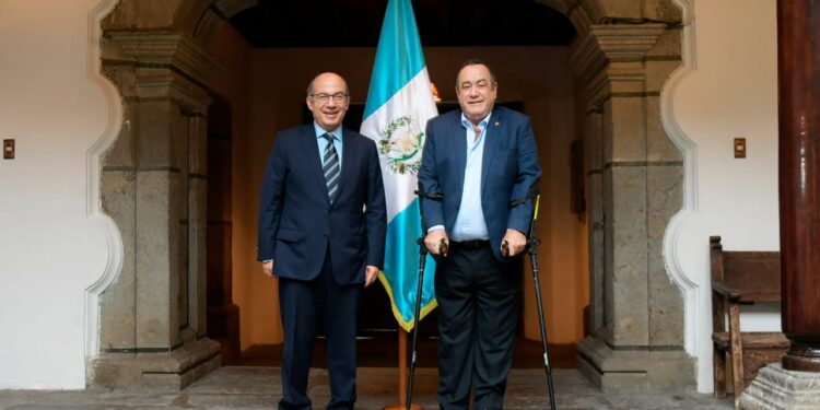 Gobernante Giammattei da la bienvenida al expresidente de México Felipe Calderón