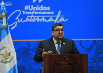 El Ministro de Energía y Minas, Alberto Pimentel en conferencia de prensa.