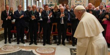 Papa pide una nueva economía para frenar especulación que causa la guerra