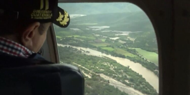 Mandatario llega a áreas afectadas de Izabal