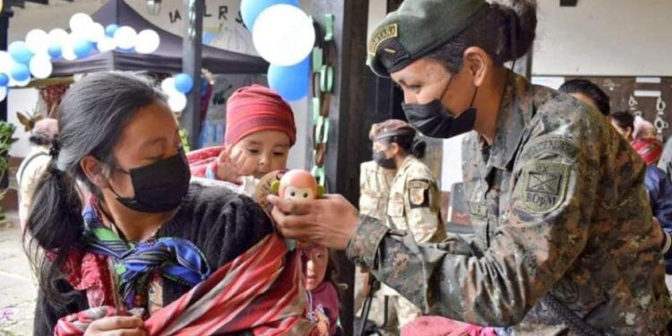 Reservistas militares celebran a pequeños de Totonicapán