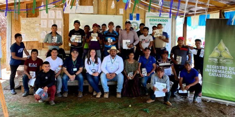 Líderes comunitarios se instruyen en proceso para el reconocimiento y declaración de tierras comunales