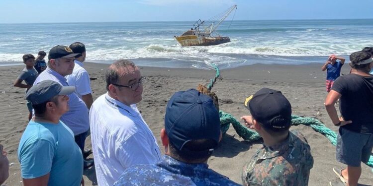 Autoridades dan seguimiento a barco pesquero encallado en Santa Rosa