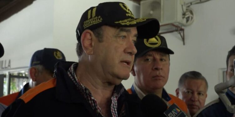 Gobernante da seguimiento a entrega de ayuda a población afectada de Izabal