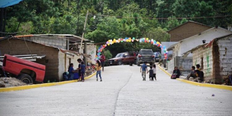Gobierno mejora tránsito en área rural de Santa María Chiquimula