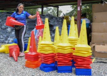 Escuelas bajaverapacenses reciben implementos deportivos