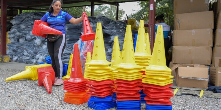 Escuelas bajaverapacenses reciben implementos deportivos