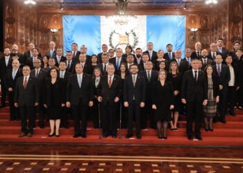 Presidente se reúne con jefes de misiones diplomáticas guatemaltecas en el exterior