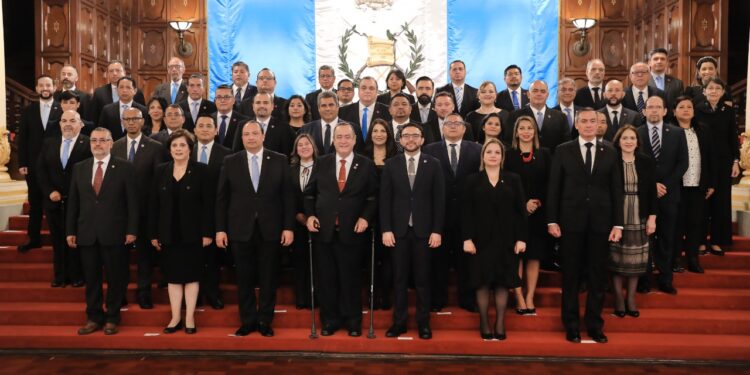Presidente se reúne con jefes de misiones diplomáticas guatemaltecas en el exterior