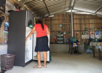 Familias agradecen proyecto de construcción de redes y líneas eléctricas de distribución en Izabal