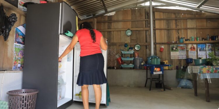 Familias agradecen proyecto de construcción de redes y líneas eléctricas de distribución en Izabal