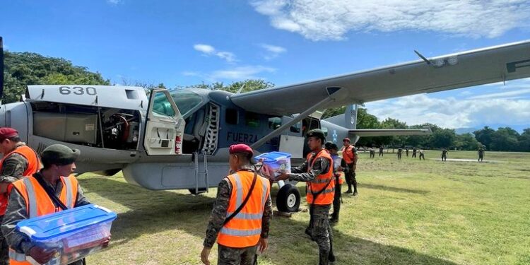 Se inicia traslado de ayuda humanitaria vía aérea para guatemaltecos afectados en Izabal y Zacapa