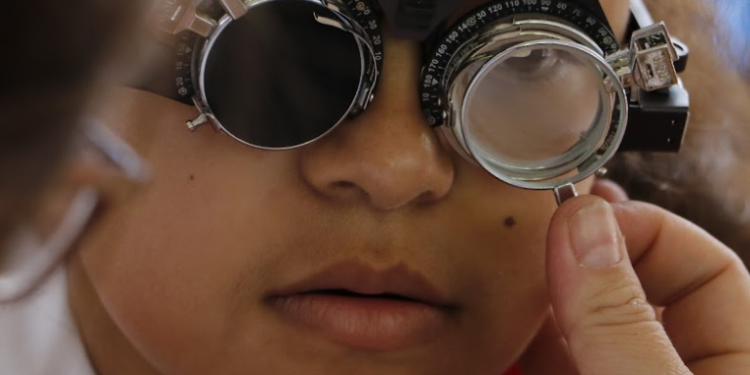 Concientizan a la población sobre la importancia de cuidar la salud visual