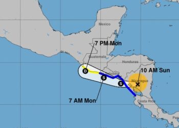 Julia se degrada a tormenta tropical