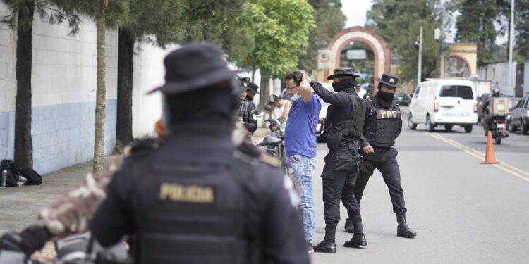 PNC efectúa plan de seguridad 33-2022 en cementerios del país