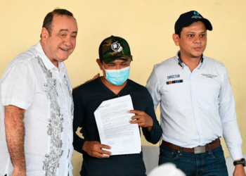 Presidente entrega incentivos forestales para la conservación del mangle