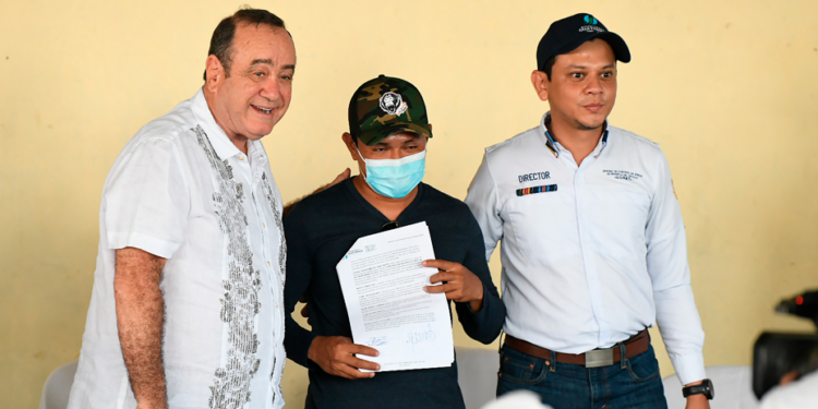 Presidente entrega incentivos forestales para la conservación del mangle