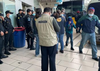 Asisten a unos 200 migrantes en la Central de Mayoreo