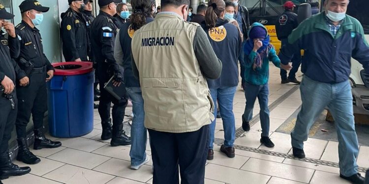 Asisten a unos 200 migrantes en la Central de Mayoreo