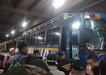 Migrantes venezolanos recibieron apoyo de autoridades guatemaltecas. /Foto: PNC