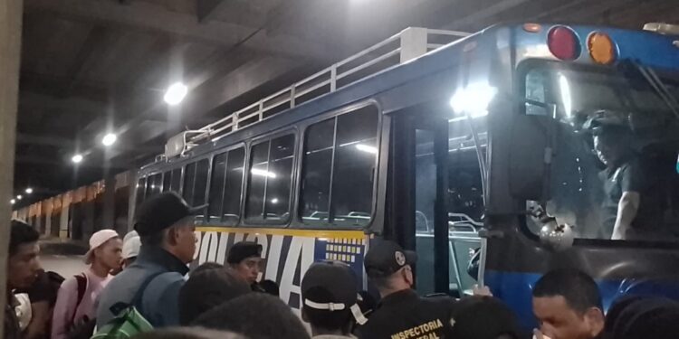 Migrantes venezolanos recibieron apoyo de autoridades guatemaltecas. /Foto: PNC