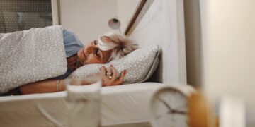 Dormir cinco horas o menos a los 50 eleva el riesgo de enfermedades crónicas