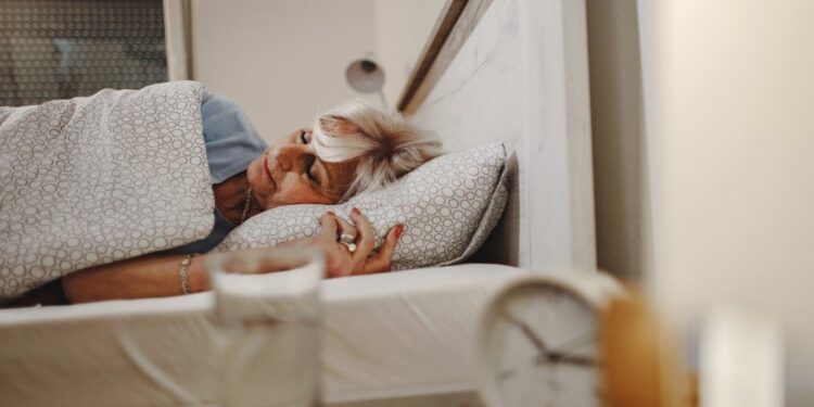 Dormir cinco horas o menos a los 50 eleva el riesgo de enfermedades crónicas