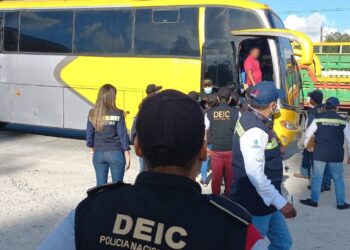 PNC reporta la detención de tres presuntos coyotes en ruta al Atlántico