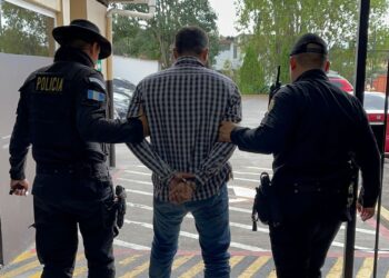 Agentes de la comisaría 16 capturaron a una persona en la zona 10 de Mixco. /Foto: PNC