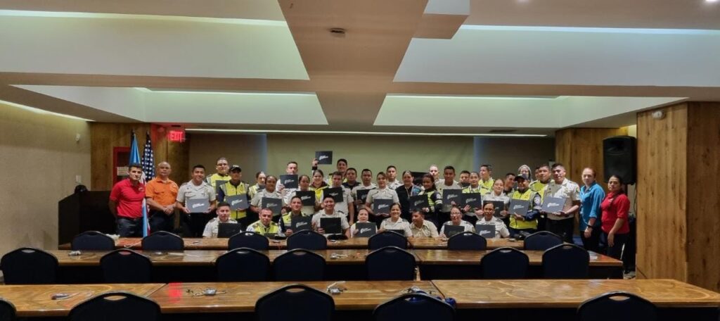 17 agentes de la PNC y 18 de la PMT concluyeron el curso. /Foto: PNC