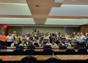 17 agentes de la PNC y 18 de la PMT concluyeron el curso. /Foto: PNC