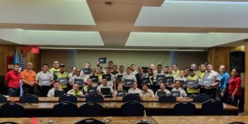 17 agentes de la PNC y 18 de la PMT concluyeron el curso. /Foto: PNC