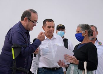 PAM: Presidente entrega notificaciones a adultos mayores en Jutiapa