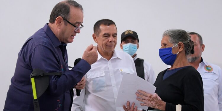 PAM: Presidente entrega notificaciones a adultos mayores en Jutiapa