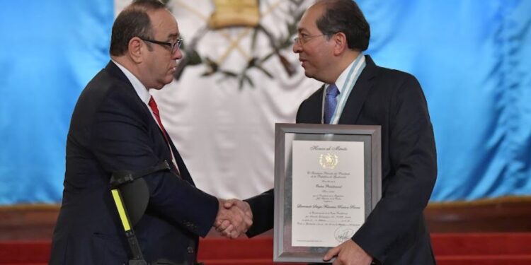Presidente otorga Orden Presidencial a Sergio Recinos Rivera