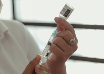 Recomiendan a viajeros estar al día con sus vacunas