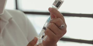 Recomiendan a viajeros estar al día con sus vacunas