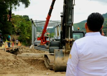 Supervisan instalación de puente tipo Warren en Tamahú, Alta Verapaz