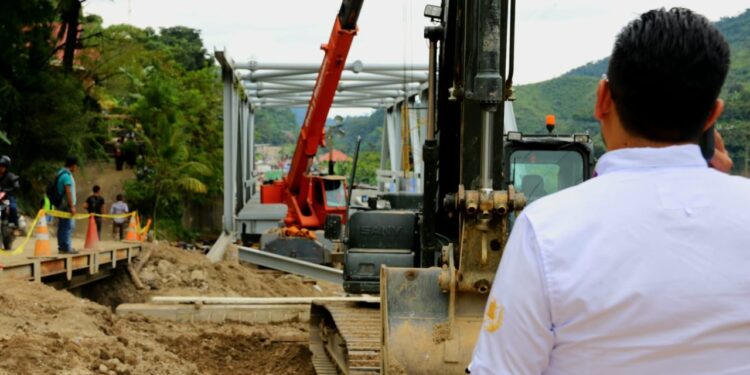 Supervisan instalación de puente tipo Warren en Tamahú, Alta Verapaz