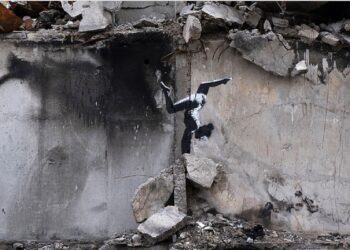 Banksy plasma uno de sus grafitis sobre un edificio en ruinas de Ucrania