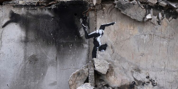 Banksy plasma uno de sus grafitis sobre un edificio en ruinas de Ucrania