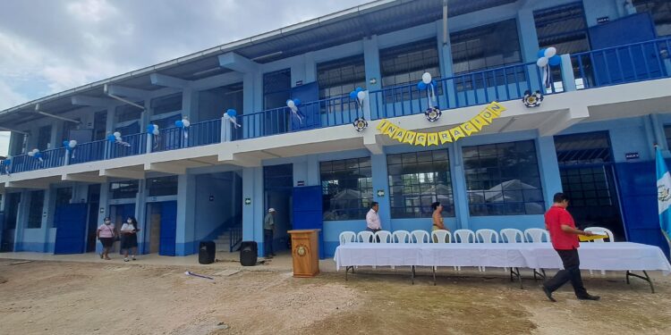 Gobierno moderniza espacios para educación básica en San José La Máquina