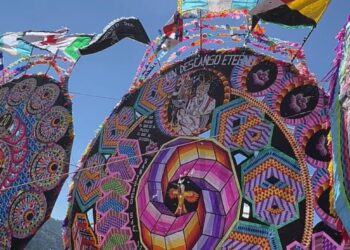 Mandatario destaca la importancia de los coloridos barriletes de Santiago Sacatepéquez