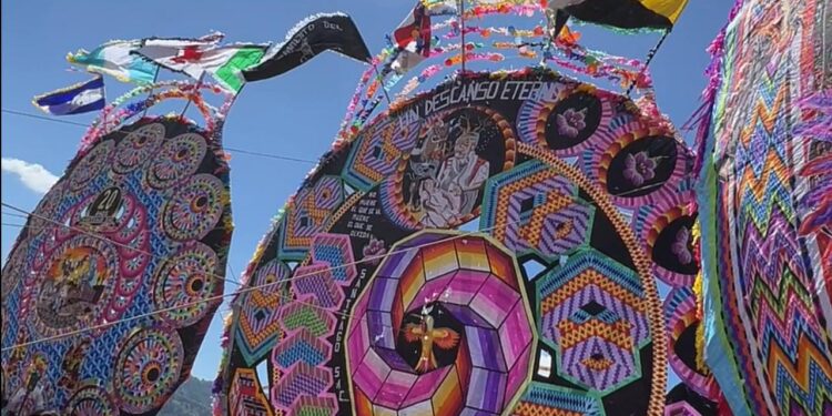 Mandatario destaca la importancia de los coloridos barriletes de Santiago Sacatepéquez