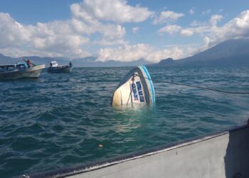 Atienden naufragio de embarcación en lago de Atitlán