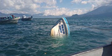 Atienden naufragio de embarcación en lago de Atitlán