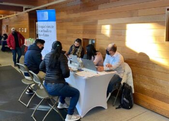 Brindan asistencia a connacionales en consulados móviles