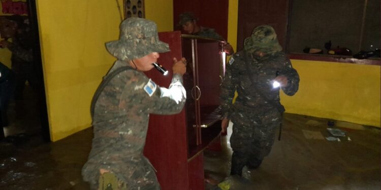 Brindan asistencia a personas afectadas por lluvias en comunidades de Petén