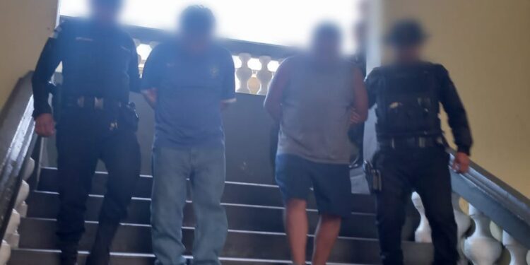 Capturan a dos presuntos coyotes en Escuintla.