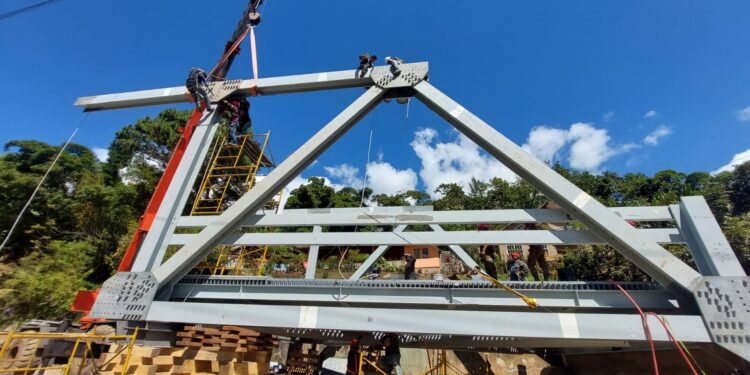 Cuerpo de Ingenieros avanza en instalación de puente tipo “Warren” en Tamahú, Alta Verapaz